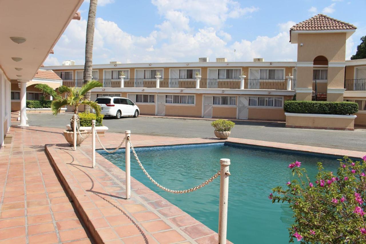 Hotel La Villa Torreon Exterior photo